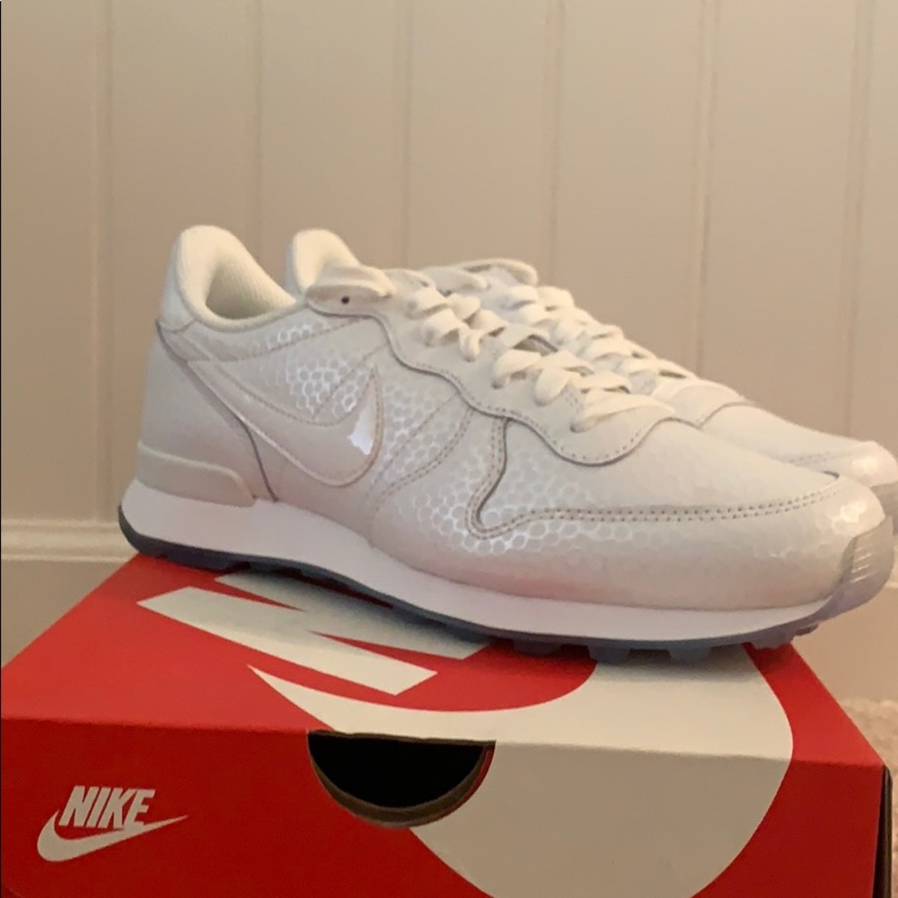Brand New Wmns Nike Internationalist size 8.5